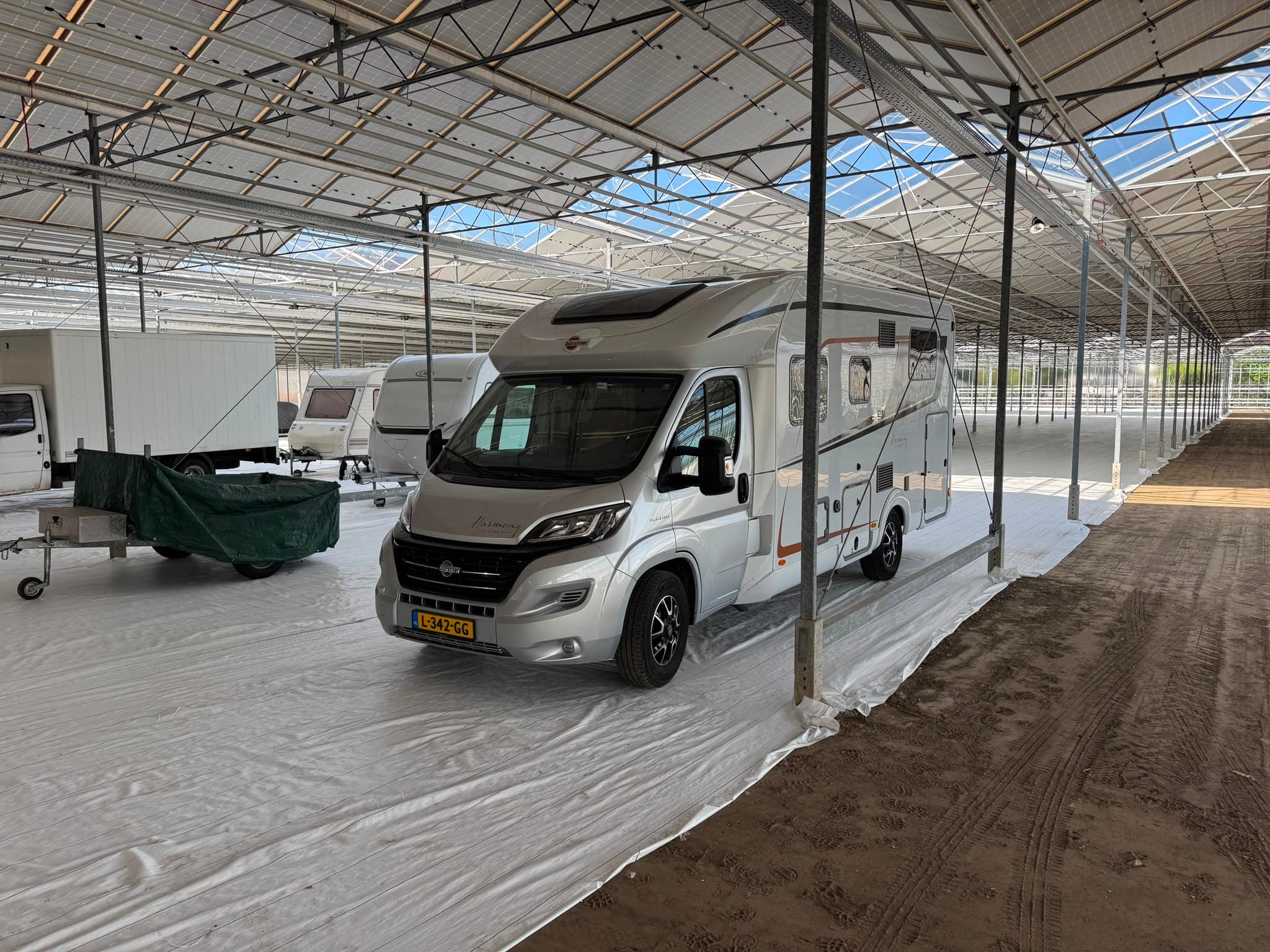 Camper die de stallingskas van Stalling Brielle in wordt gereden