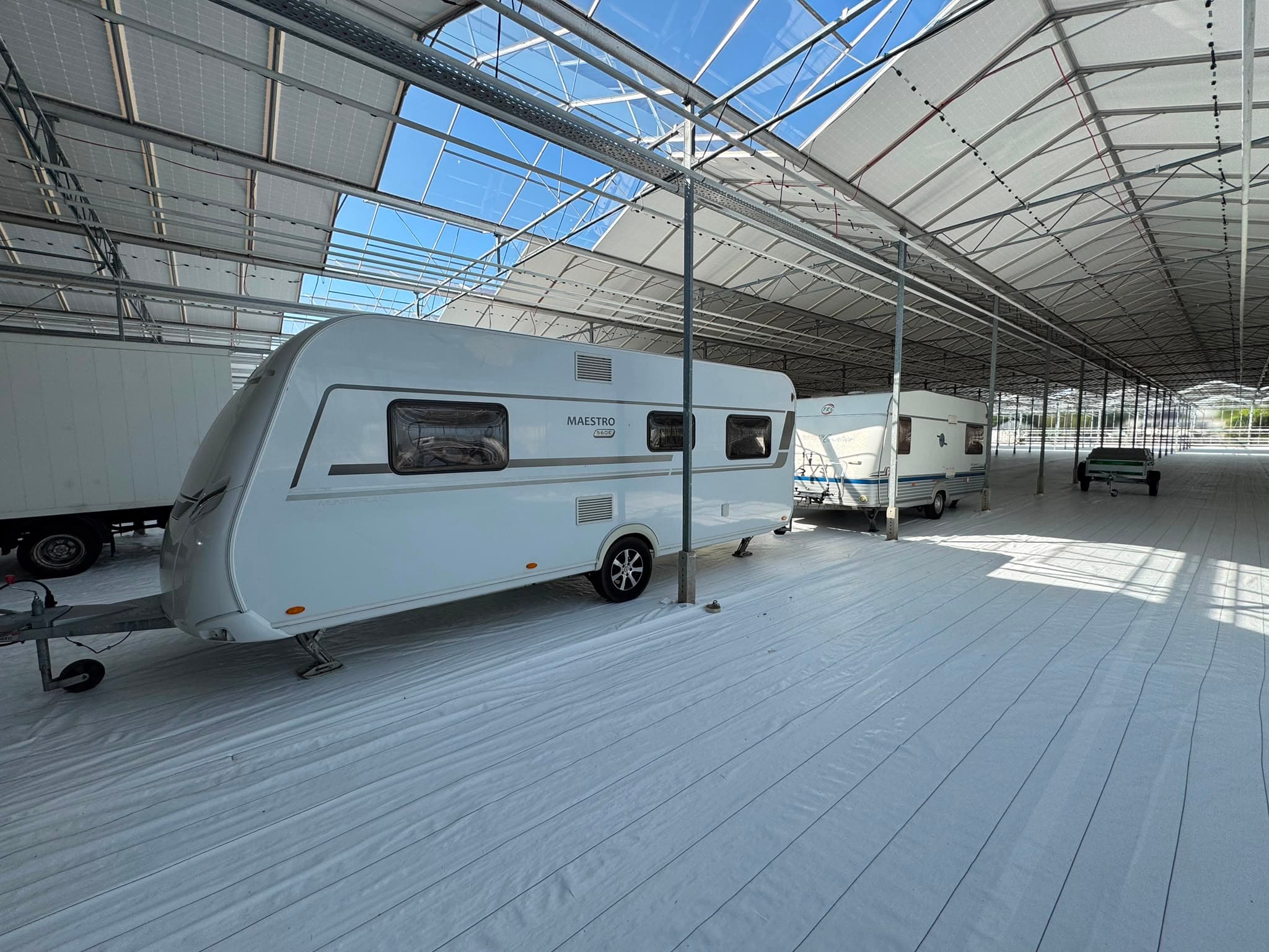 Gestalde caravan in de overdekte stalling van Stalling Brielle