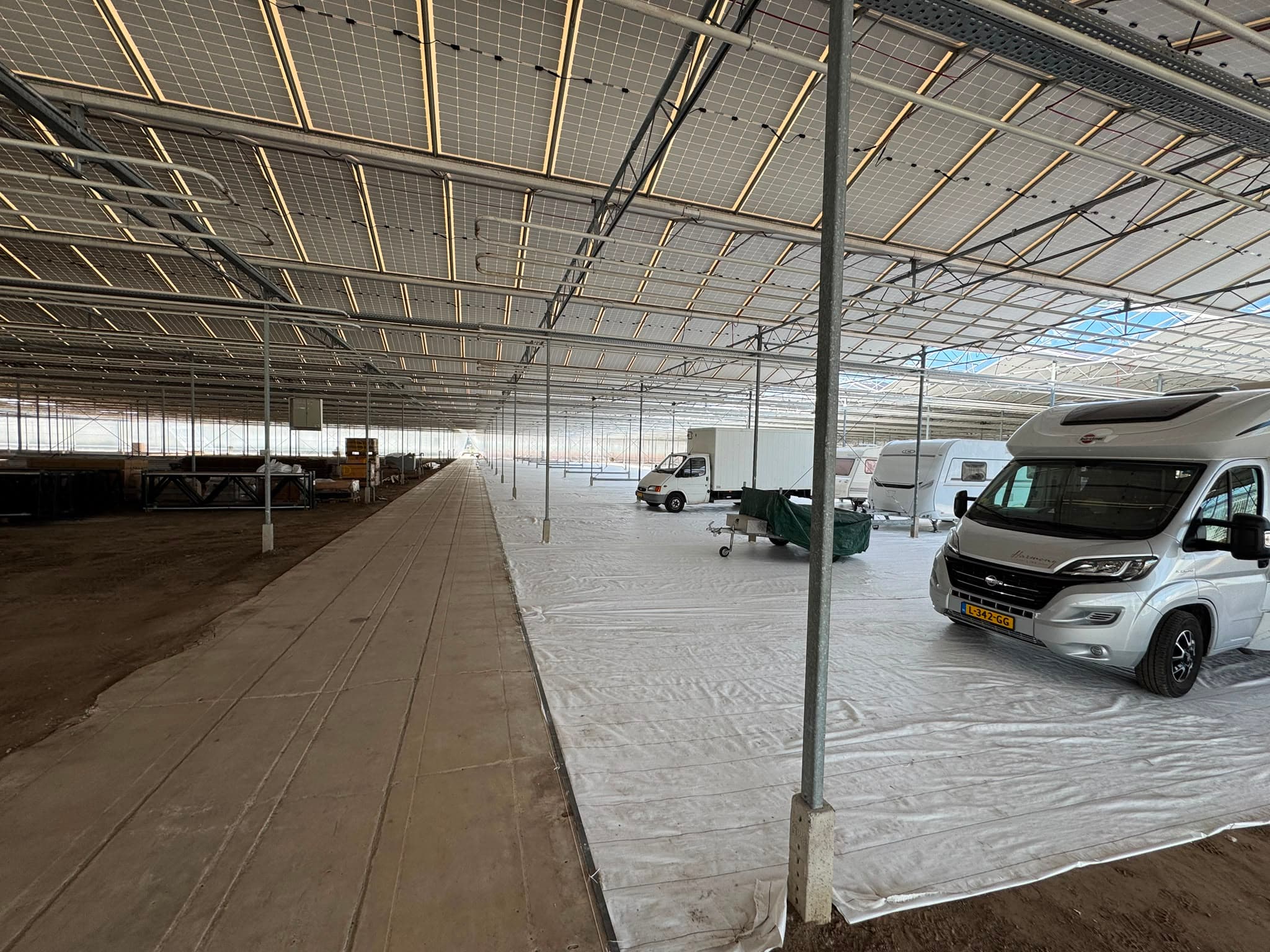 Looppad tussen de gestalde voertuigen in de stallingskas